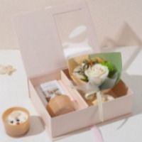 Подарочный набор мыла из роз и арома свечи Подарочный бокс из арома свечей и букетом из мыльной розы в праздничной упаковке | HappyShop 2383 фото